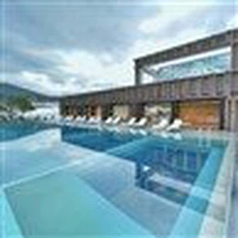 Nodweddion Pwll Acrylig